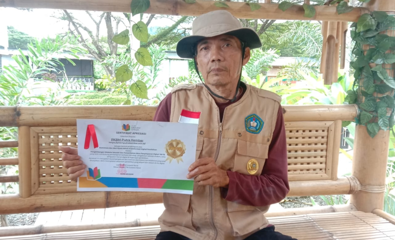 Bapak (Alm) Jumaruddin Abu, Ketua PKBM Putra Kembar